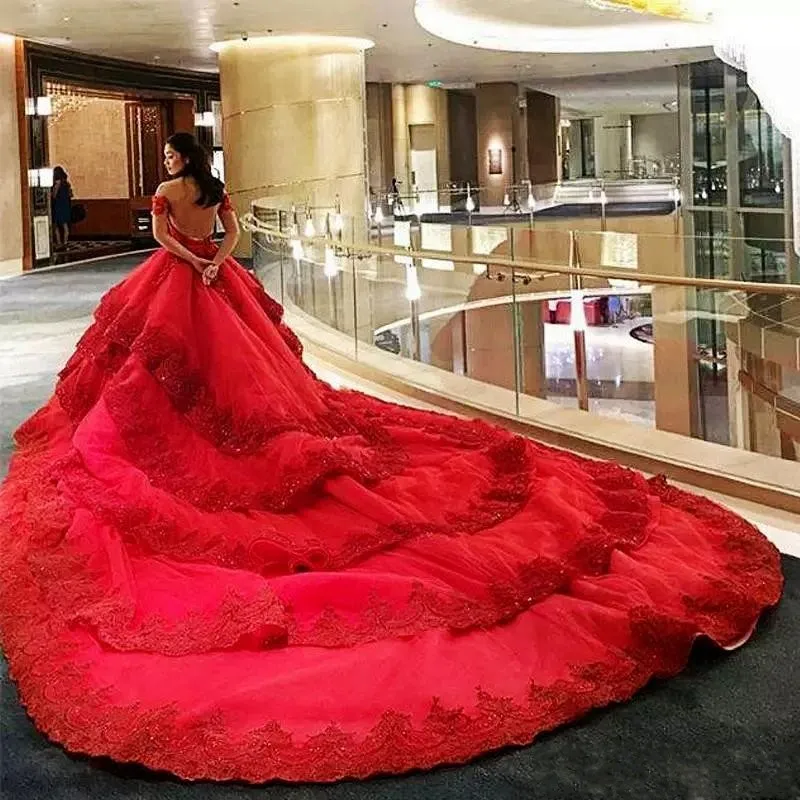 Prachtige Arabische Dubai Red Trouwjurken Off Shoulder Korte Mouwen Applicaties Bridal Jurken Luxe Gelaagde Vestidos De Noiva