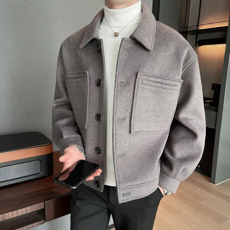 

New Winter Short Woolen Coat Men Warm Fashion Pocket Casual Cloth Jacket Men Streetwear Korean Loose Woolen Coat Mens Outerwear