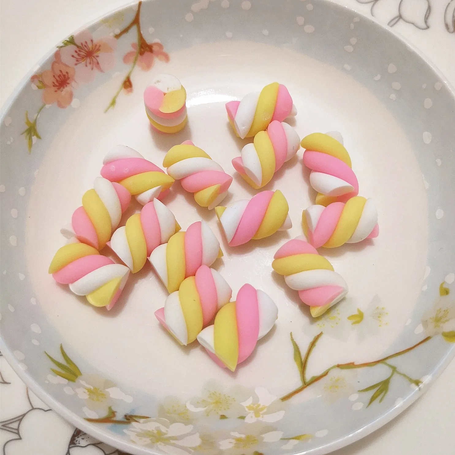 10 stücke Kawaii Spirale Marshmallow Süßigkeiten Polymer Clay Cabochon Flatback Für DIY Telefon Dekoration – Detail 9