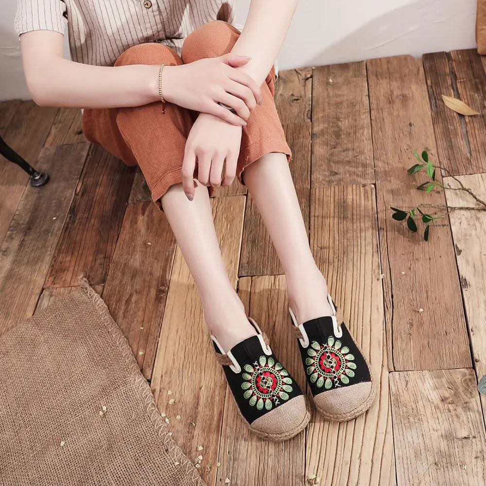 Veowalk Retro Summer Women Handmade Linen Canvas Close Toe Slippers Non-Slippery Bottom Ladies Flat Mules Embroidered Home Shoes