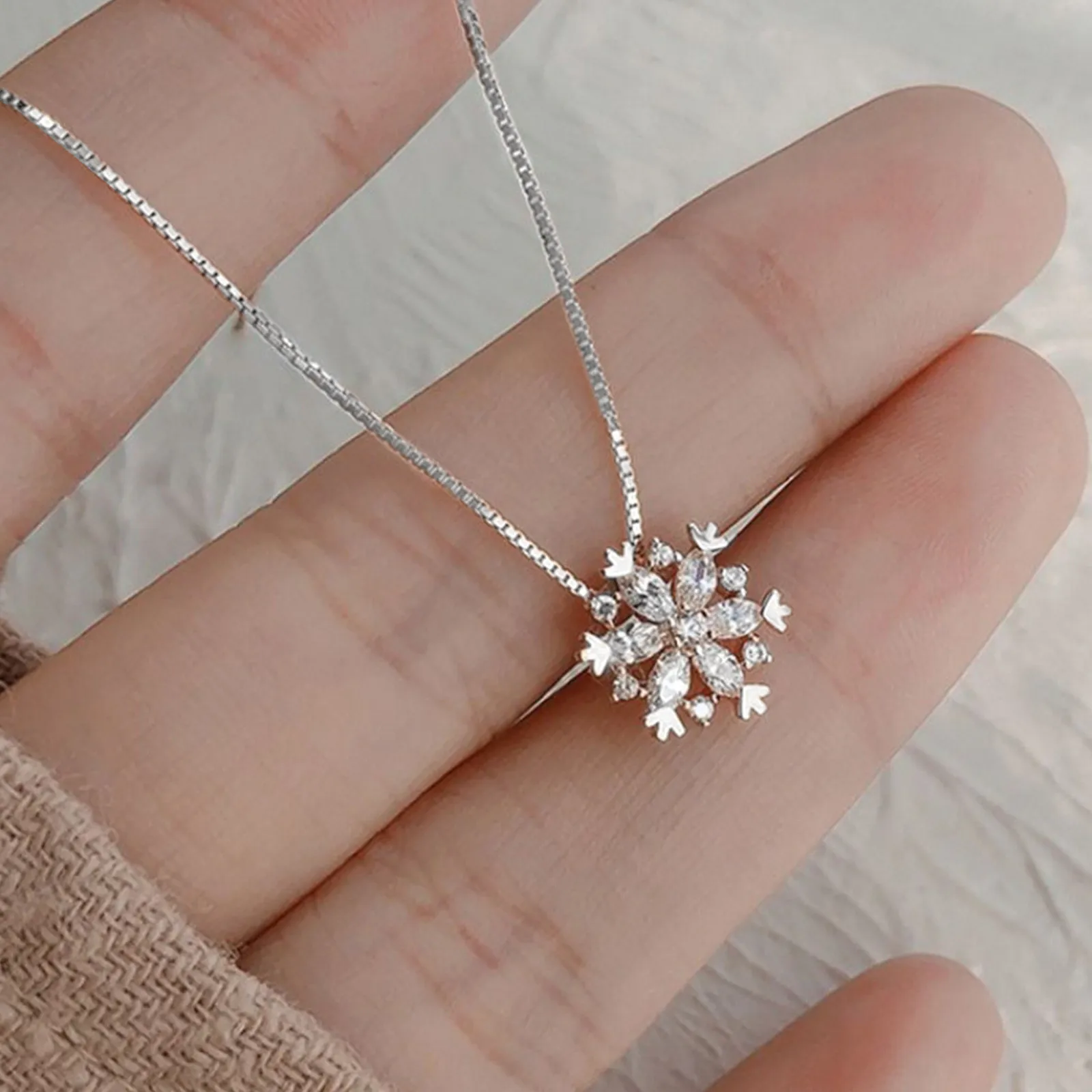 Women Snowflake Shining Crystal Necklace Rhinestone Snow Pendant Necklaces New Year Gift Jewelry Collares цепочка на шею женская