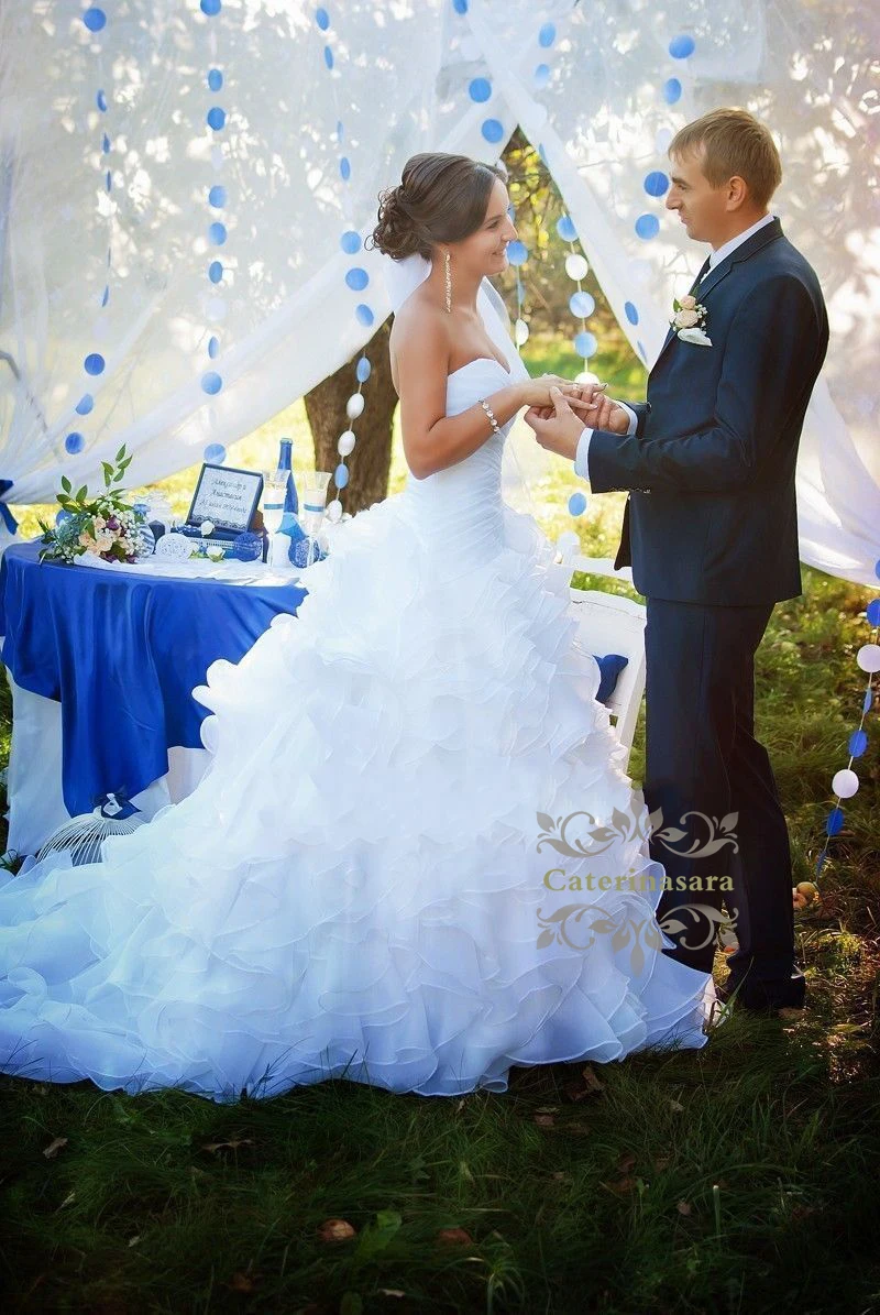 Sweetheart elegante abito da sposa senza maniche a strati cappella treno allacciato abito da sposa lungo abiti su misura 2020