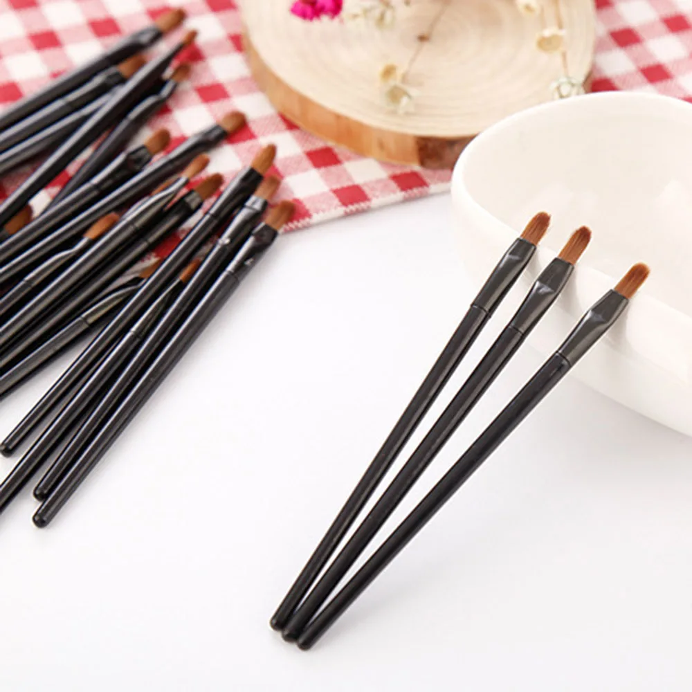 50Pcs Disposable Lip Brush Gloss Wands Applicator Professional Makeup Cosmetic Brush Lip Liner Brush Eyeliner Brush Makeup Tools