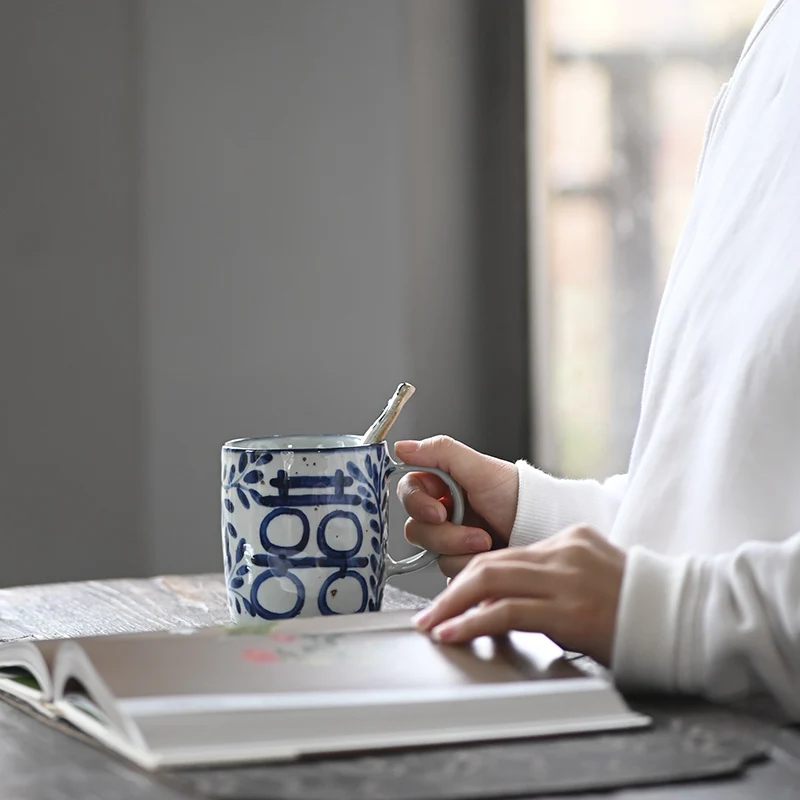 ★hand to knead retro nostalgia coarse ceramic coffee cup clay blue and white happy character wedding gift cups of milk