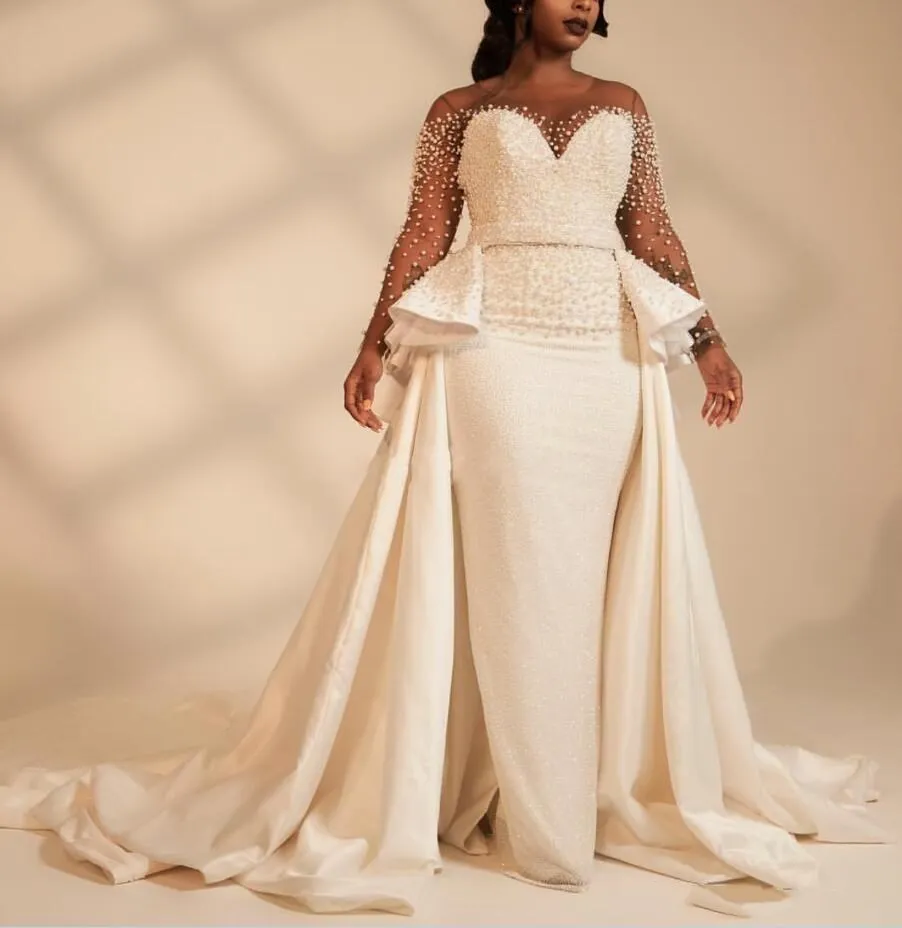 2025 Vestidos de novia de talla grande de sirena africana personalizados Overskirts Sheer Neck Manga larga Perlas Vestidos de novia con cuentas