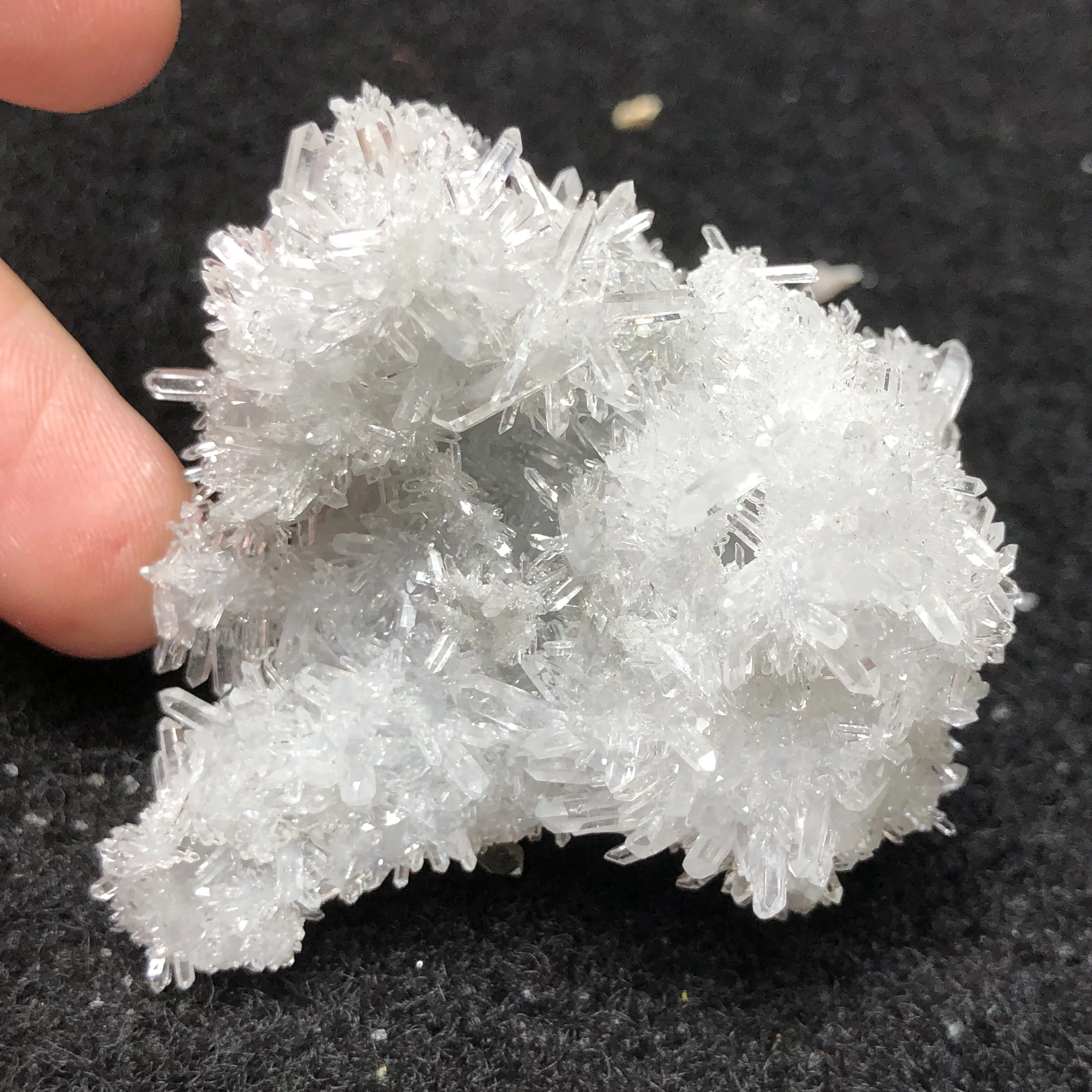 

42.6gNatural white crystal cluster and brass intergrowth quartz mineral can be used as home decoration QUARTZ GEM