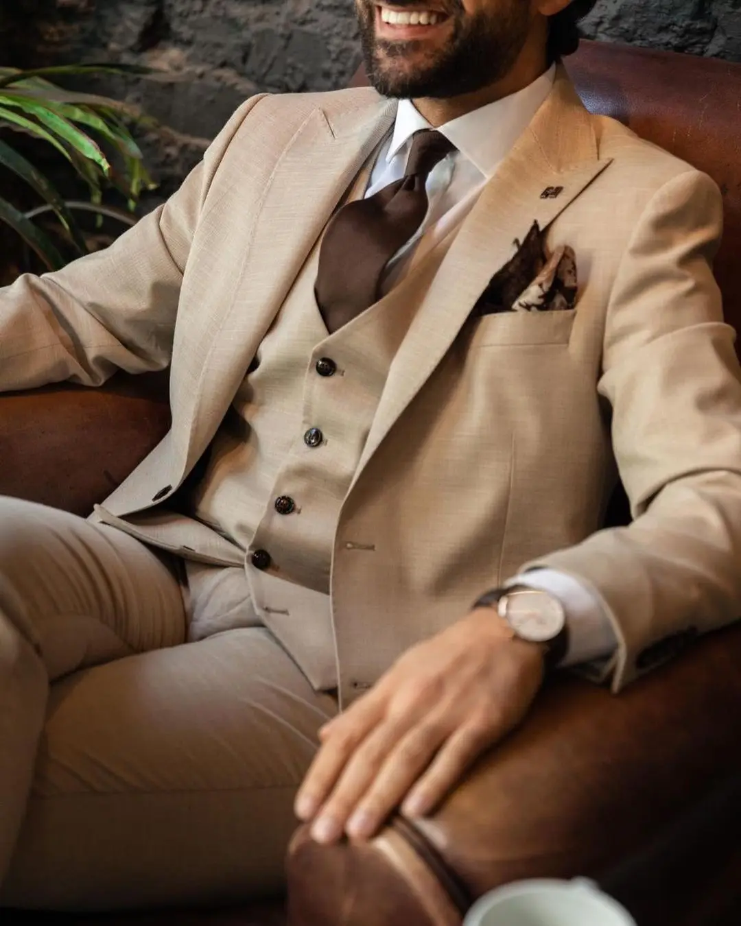 

Handsome Business Tuxedos Slim Fit Wedding One Button Peaked Lapel Groomsmen Wear Buesiness Party Prom Blazer 3 Pieces