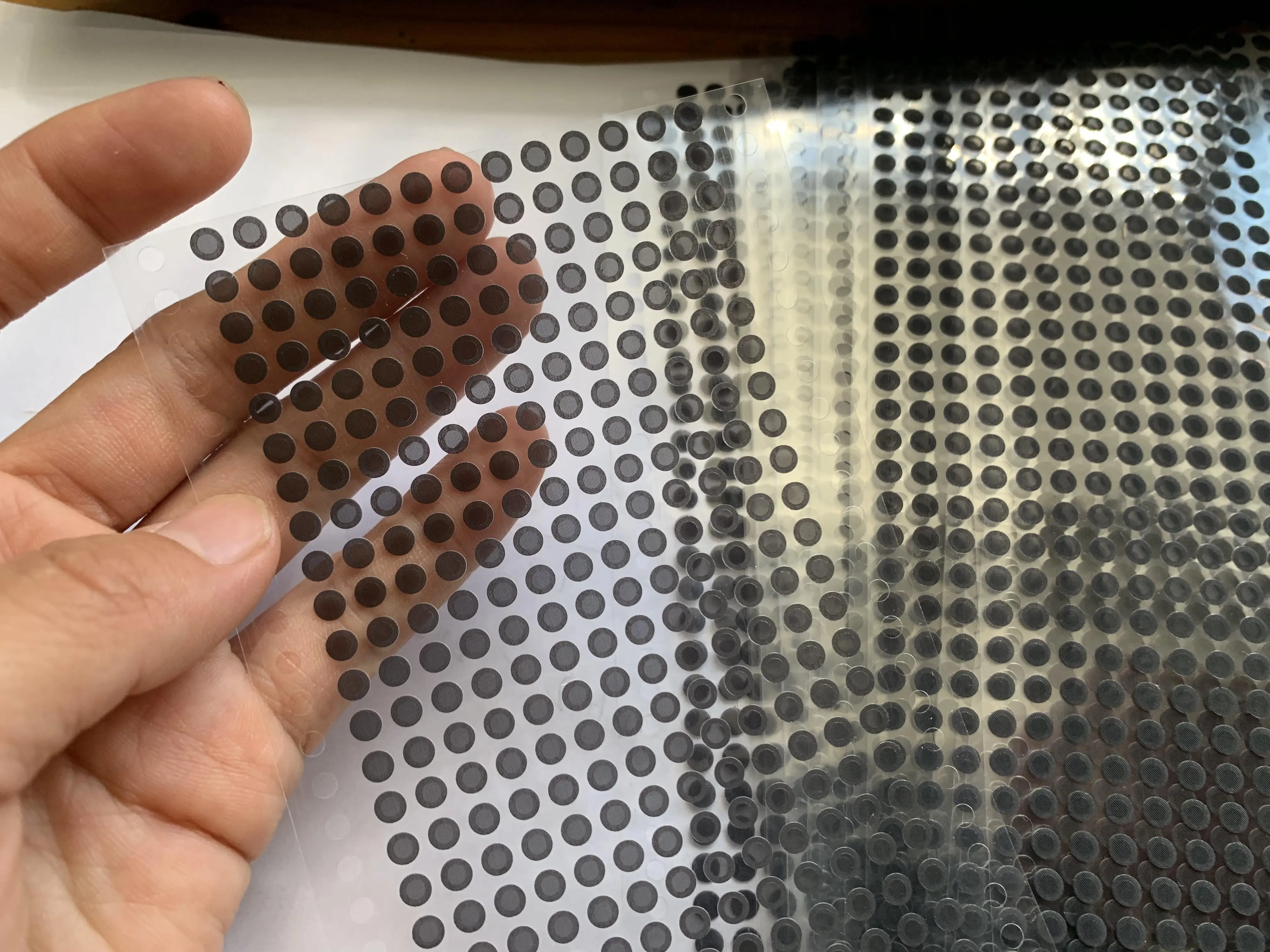 4.0 มม.เครือข่ายสีดำสี 4 มม.ตาข่ายหูฟังอุปกรณ์เสริมหูฟังป้องกันฝุ่น 100pcs