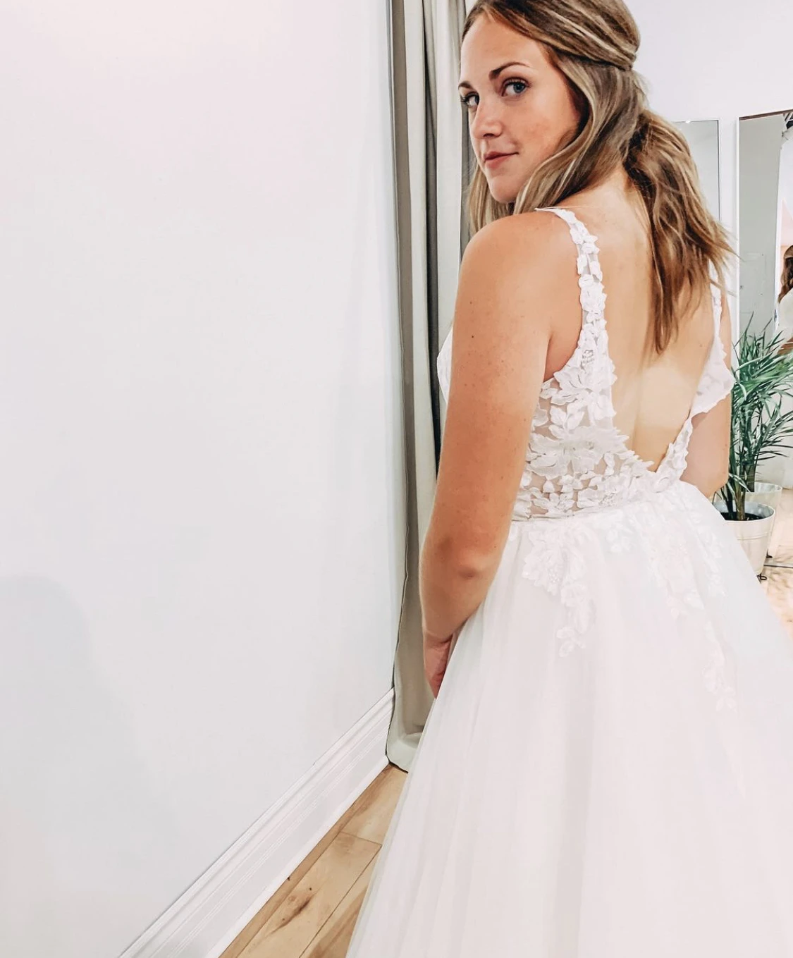 Hochzeit Kleid A-Line V-ausschnitt Tank Spitze Appliques Backless Bodenlangen Sweep Zug Wunderschöne Brautkleid Maß Neuheiten