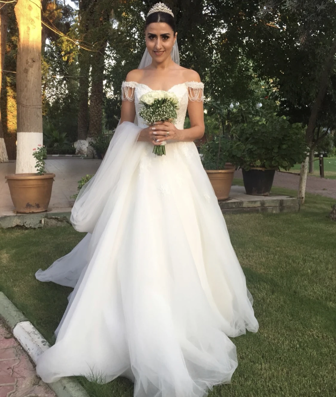 Vestido de novia de corte en A, con escote en forma de corazón, hombros descubiertos, Apliques de encaje, cuentas, gasa, largo hasta el suelo, tren de barrido, vestido de novia hecho a medida