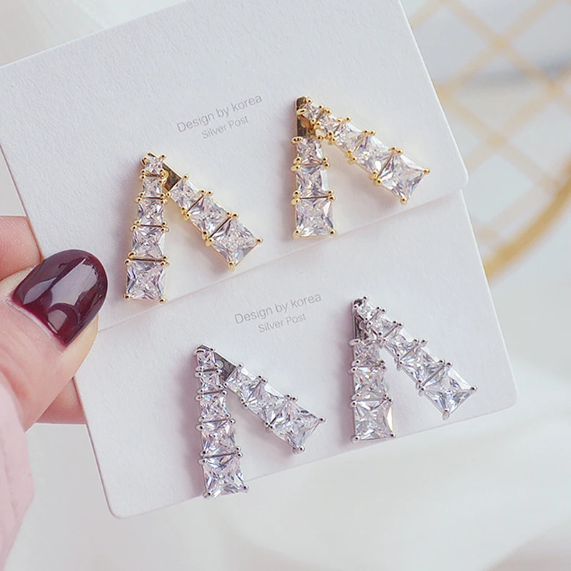 

Корейские изысканные серьги-гвоздики с блестящим кубическим цирконием CZ и буквой V для женщин, серьги-гвоздики с цирконием AAA, темпераментные свадебные украшения