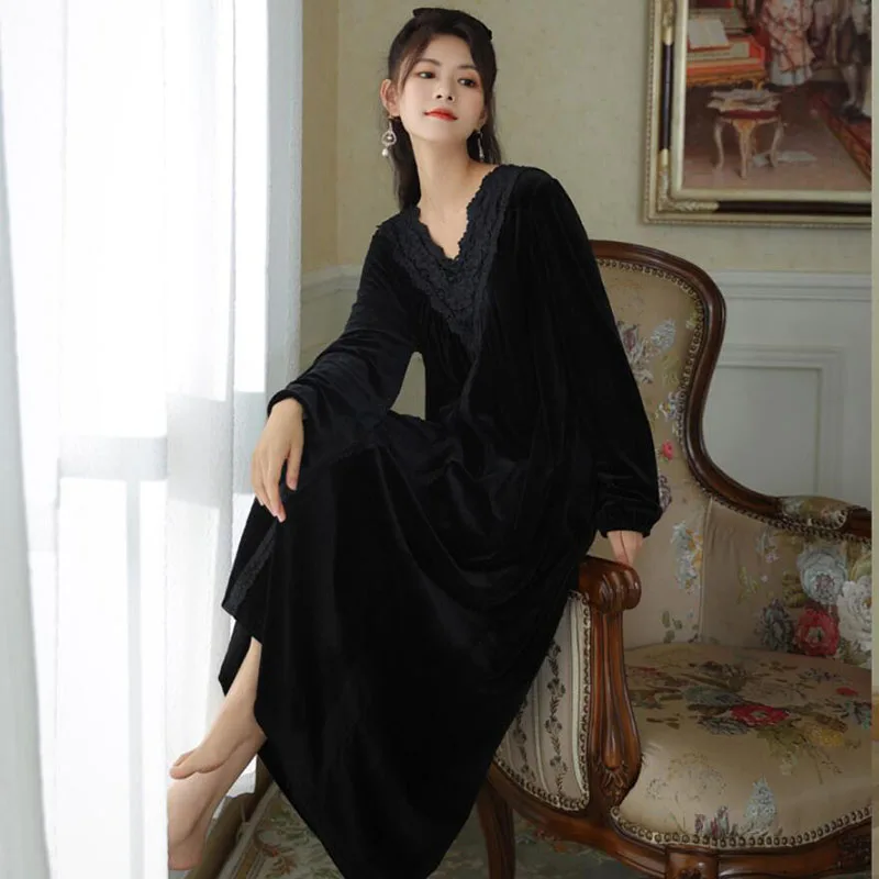 Women\'s Nightgown Long Sleeves Velvet Nightdress Winter Palace Style Warm Pajamas Loose V Neck Red Black Green Bridal Gown FG425