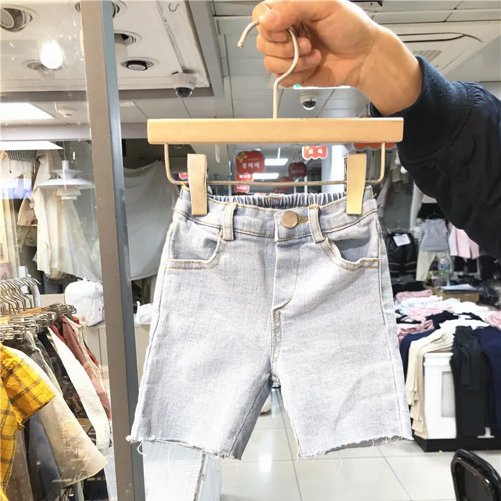 Small and medium-sized children's fashion solid color jeans five-point pants   21D246