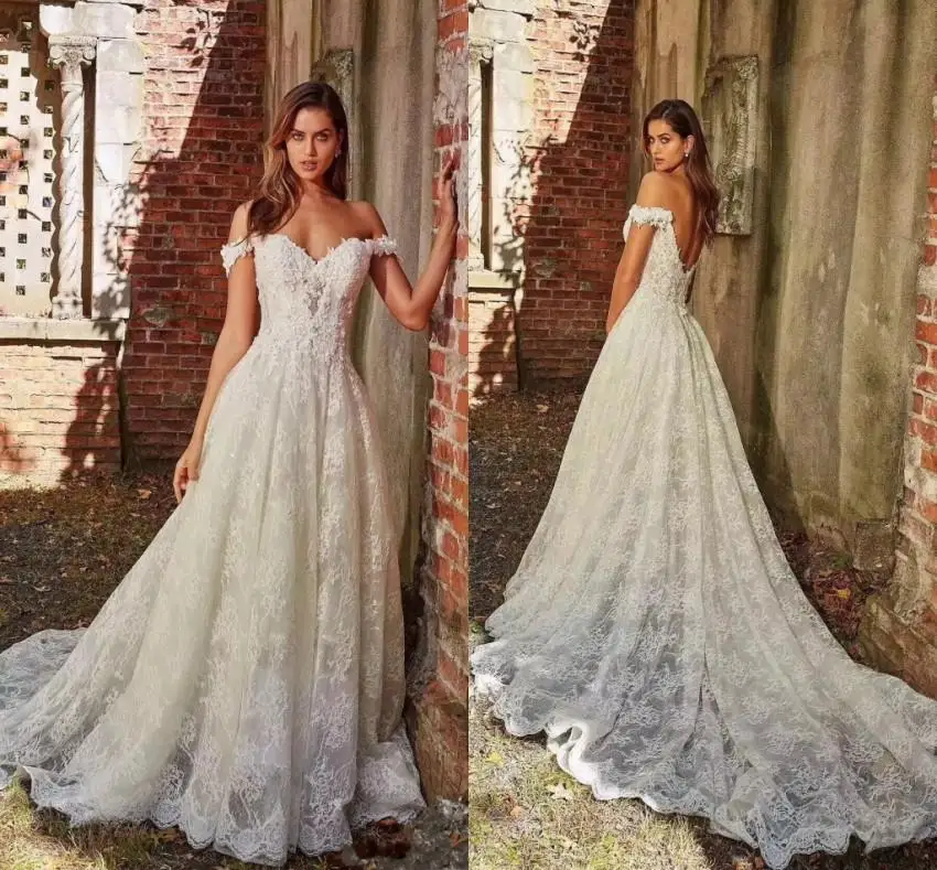 Impresionante vestido de novia de encaje Línea A elegante, hombros descubiertos, Espalda descubierta, tren de barrido, Vestidos de novia formales personalizados 2020