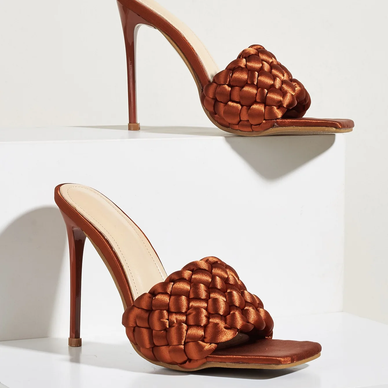 NEW 2023 Peep Toe Slippers Fashion Leisure Shallow Retro Patent Leather Alligator Pattern Stiletto Heels Ladies Shoes