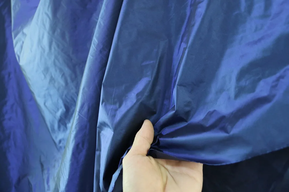 100 cm * 148 cm glänzendes, nach unten beweisendes Material, Stoffschattierung, blaue Burgunder-Nylon-Textilien, Cired – Detail 37
