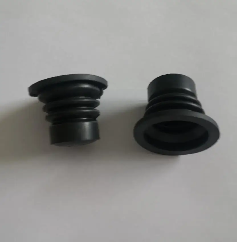 A máquina de lavar semiautomática parte o tampão de borracha da válvula de drenagem