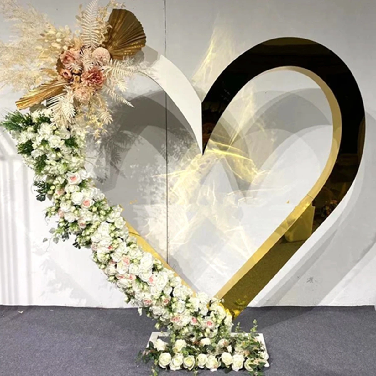 Customize gold mirror heart shape display backdrop stage decor AB0944