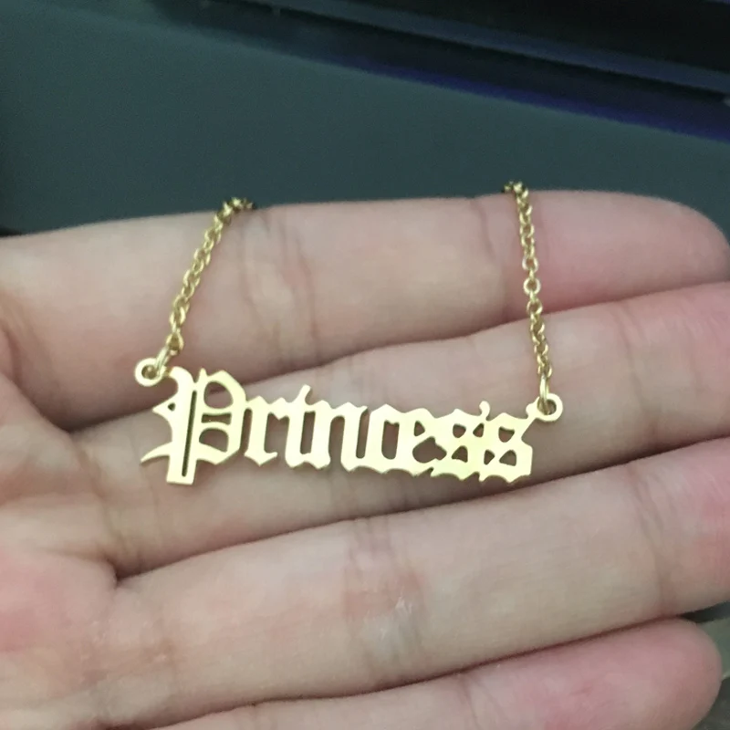 Naszyjnik ze stali nierdzewnej z literami staroangielskimi, gotycki, punkowy, w stylu gross babygirl, z zawieszką anioła, księżniczki, księcia, naszyjnik z alfabetem, prezent.