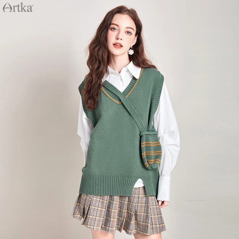 

ARTKA 2025 осень-зима новый женский свитер в студенческом стиле вязаный свитер жилет свободный пуловер с v-образным вырезом свитер с карманом WB10299D