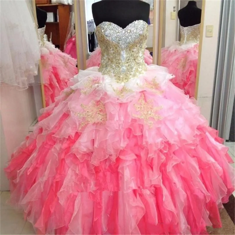 새로운 저렴한 볼 가운 Quinceanera 댄스 파티 정장 드레스 15 년 여자 스위트 16 Ombre Gradiant Ruffles 골드 레이스 크리스탈