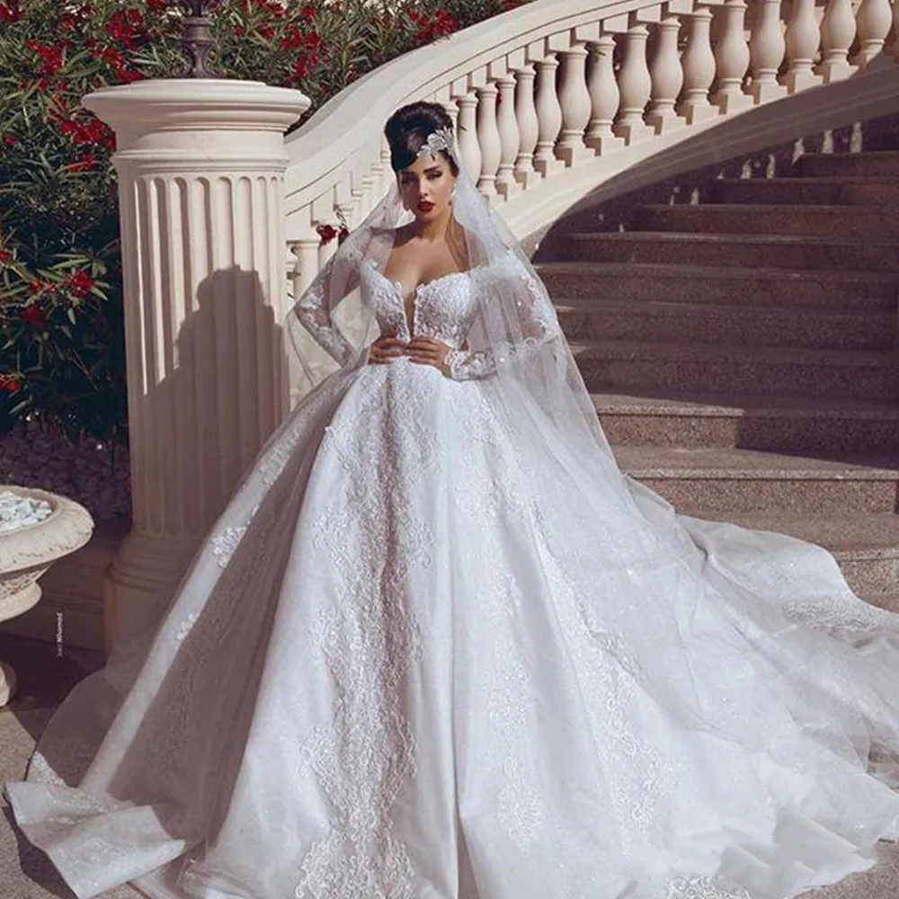 

Кружевное платье из тюля, с длинным рукавом и шлейфом