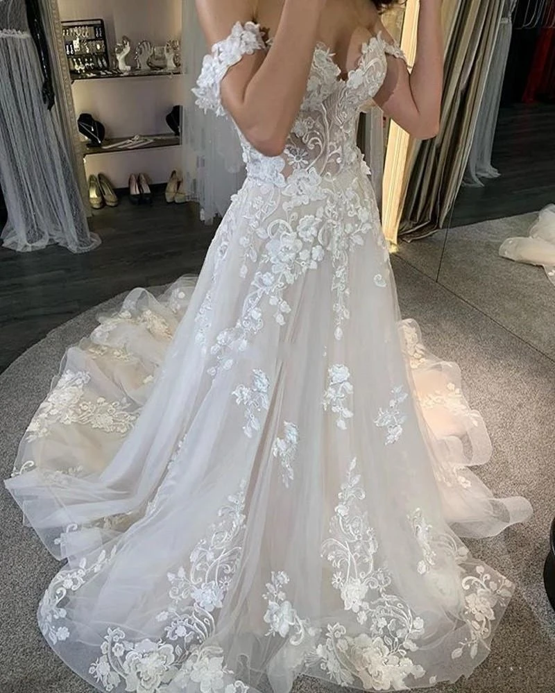 2025 Nuovi abiti da sposa in pizzo con spalle scoperte per la sposa Appliques Sweep Train Abiti da sposa stile country Modern Garden Church