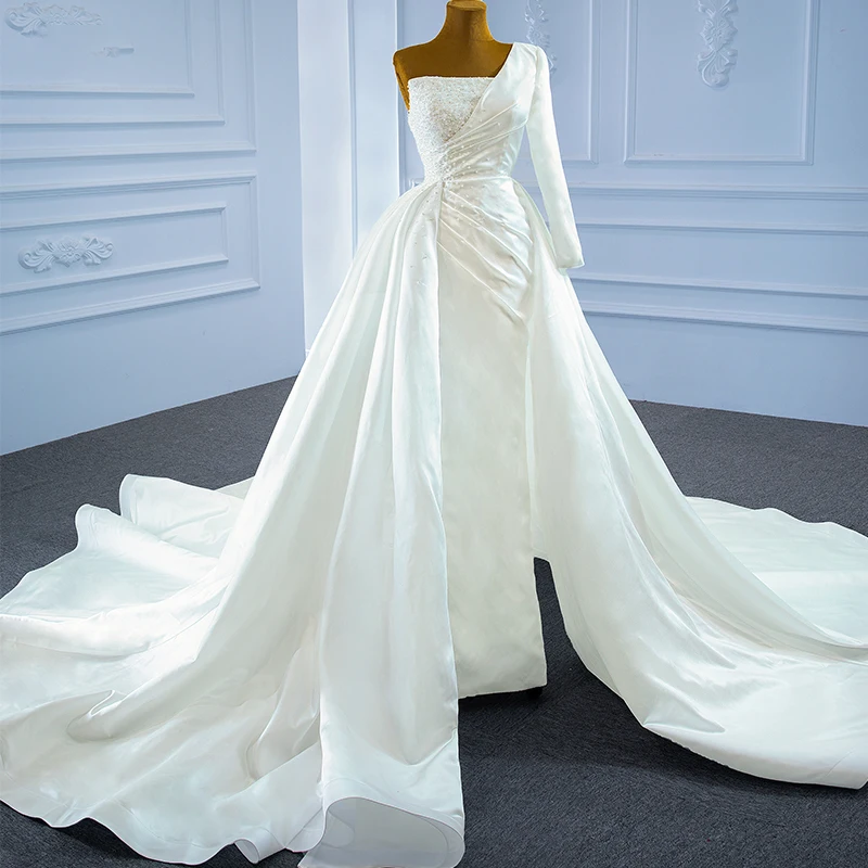 Robe de mariée élégante en satin perlé, asymétrique épaule dénudée, sirène détachable, pour les patients, RSM67244