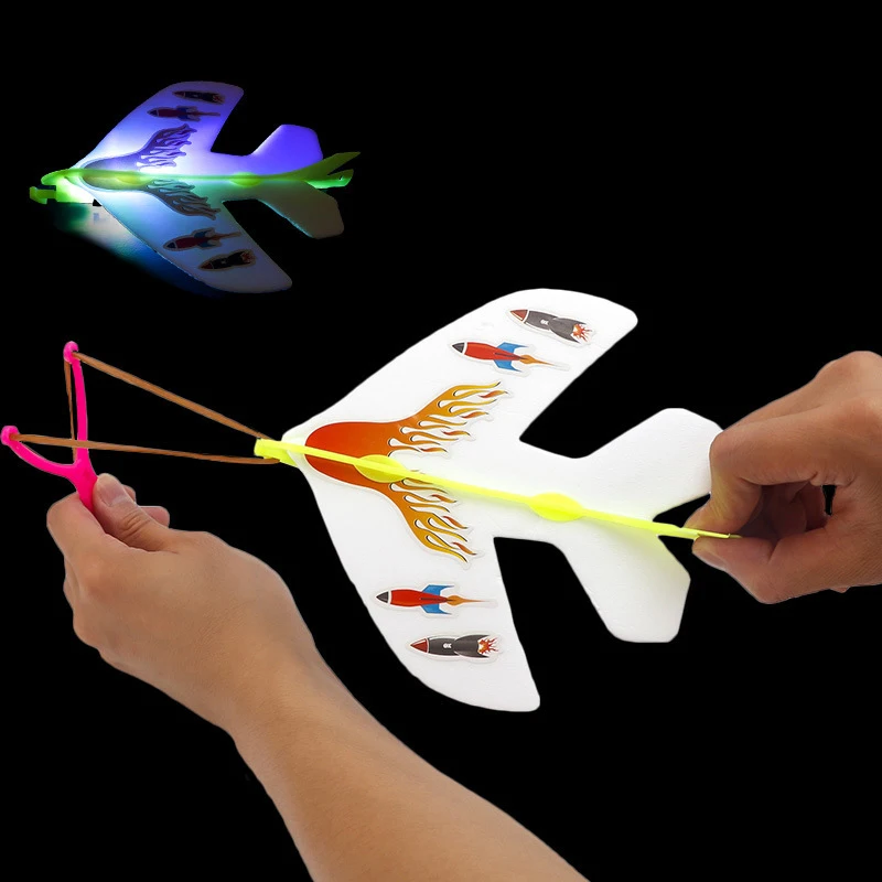 ใหม่กีฬากลางแจ้งกีฬาส่องสว่างของเล่น Slingshot เปิดตัวโฟมไฟ LED เครื่องบิน Glider Fighter ความยืดหยุ่นเด็กเล่น Fly To The Sky