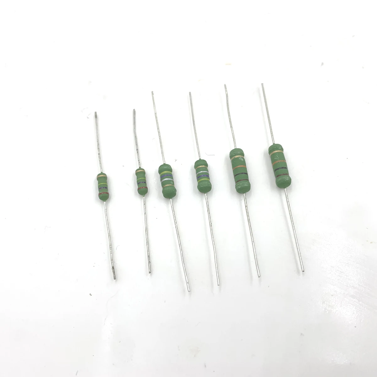 100Pcs 2W 0.05R 0.1R 0.15R 0.05ohm 0.1ohm 0.15ohm 0.05 0.1 0.15 4x11 Piccolo Film Di Ossido di Metallo resistenza Anello di Colore resistore R ohm