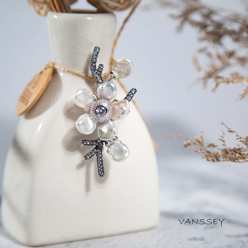 

Vanssey Luxury Fashion Jewelry Handmade Flower Natural Baroque Pearl Cubic Zirconia Brooch Pins Accessories for Women 2020 New