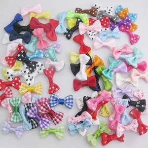 さまざまな色がランダムに50pcsヘッドウェアの約30mmの小さな弓DIYリボンボウノットガーメントアクセサリー 10ベストセールスポリマークレイヘアボウセンター-9