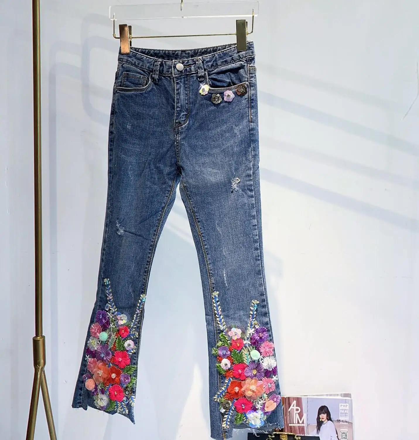 Jeans ricamati con strass per l'industria pesante jeans svasati elasticizzati con fiori a vita alta da donna