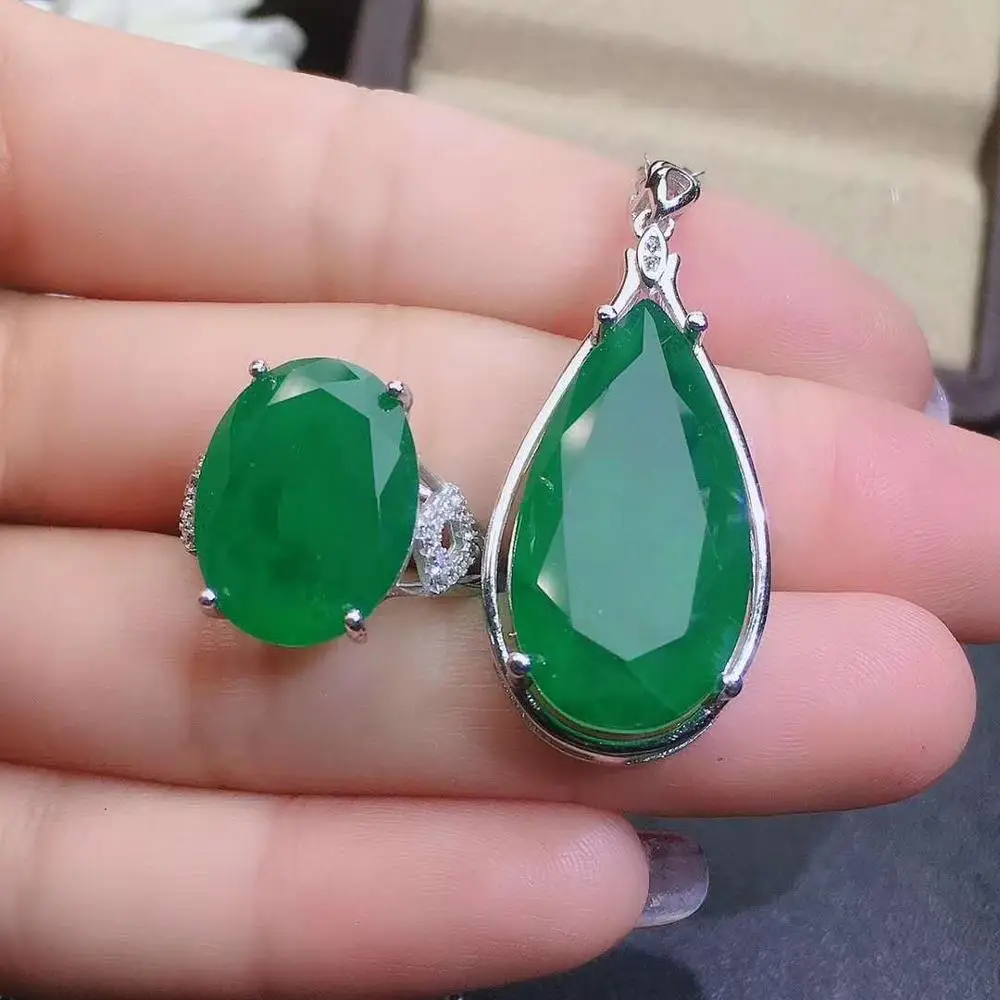 

Комплект ювелирных изделий из настоящего натурального изумруда, натуральный настоящий изумруд, серебро 925 пробы, 1 кулон, 1 кольцо