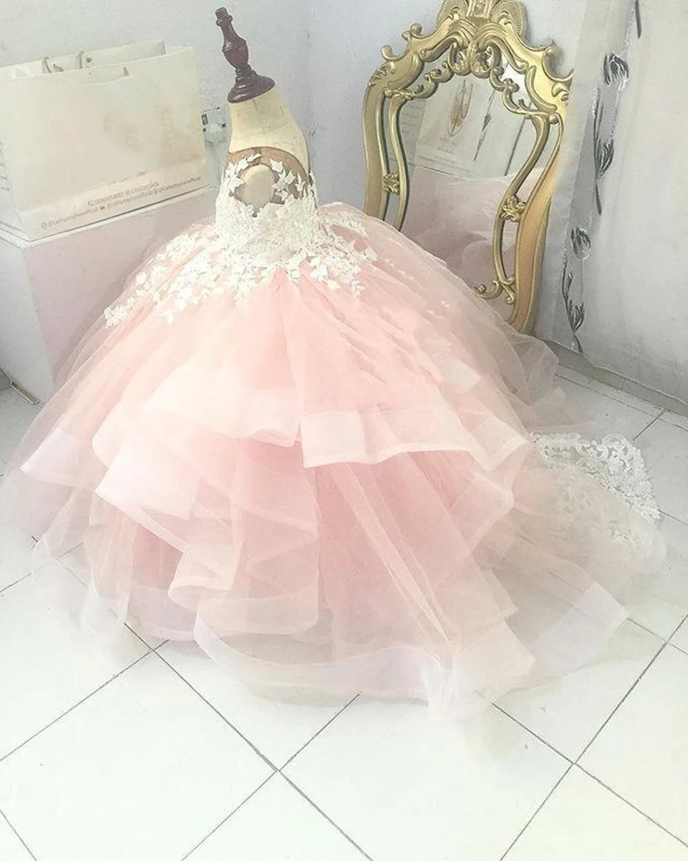 

Pink Lace 2022 Flower Girl Dresses Sheer Neck Tiers Ball Gown Little Girl Wedding Dresses Cheap Communion Pageant Dresses Gowns