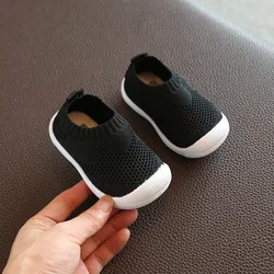 Sapatos respiráveis infantis para primeiros passos, tênis infantil para meninos e meninas, sapatos confortáveis de malha com fundo macio e antiderrapante