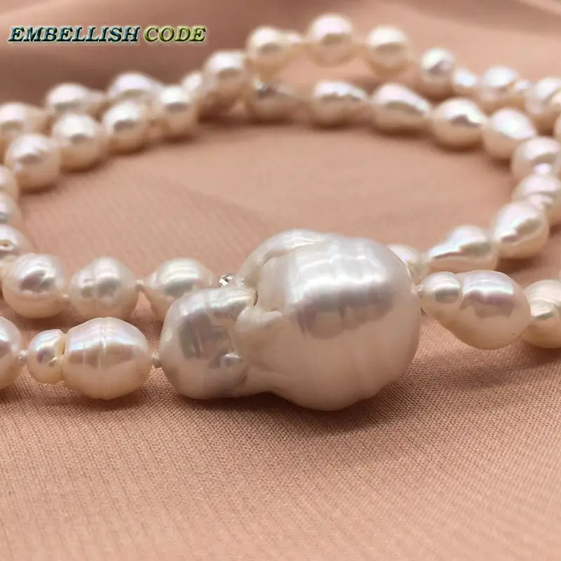 NEW Design Charming Choker Necklace Biggest In Middle Baroque Fireball Pearl Freshwater Small Pearls Chain With Queen Pendant