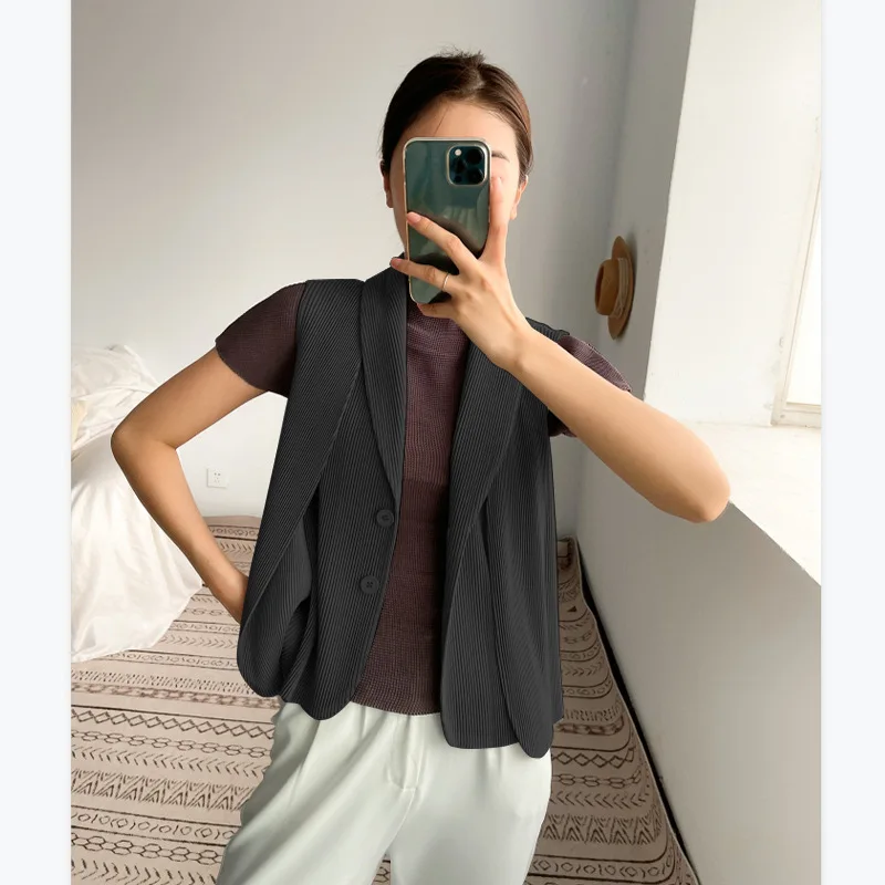 

Miyake Pleated Suit Vest Female Spring Temperament 2024 New Design Sense Sleeveless Top Female INS Tide Outside Take