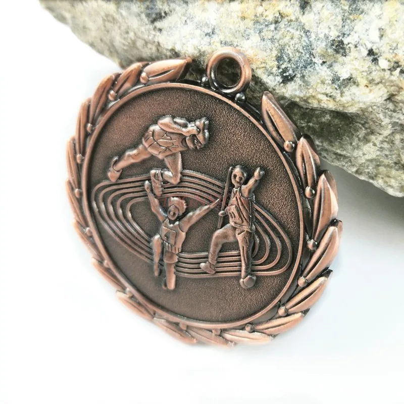 Trzy lekkoatletyczne bieganie maraton wyścigi medal klub triathlonowy szkoła fabryka aktywność medal sportowy 2021