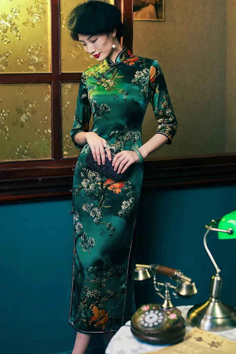 ผ้าไหม Qipao ชุดราตรีสีแดงสีเขียวพิมพ์ High-End Cheongsam กลางแขน Cheongsams ยาว Qipao ชุดจีน