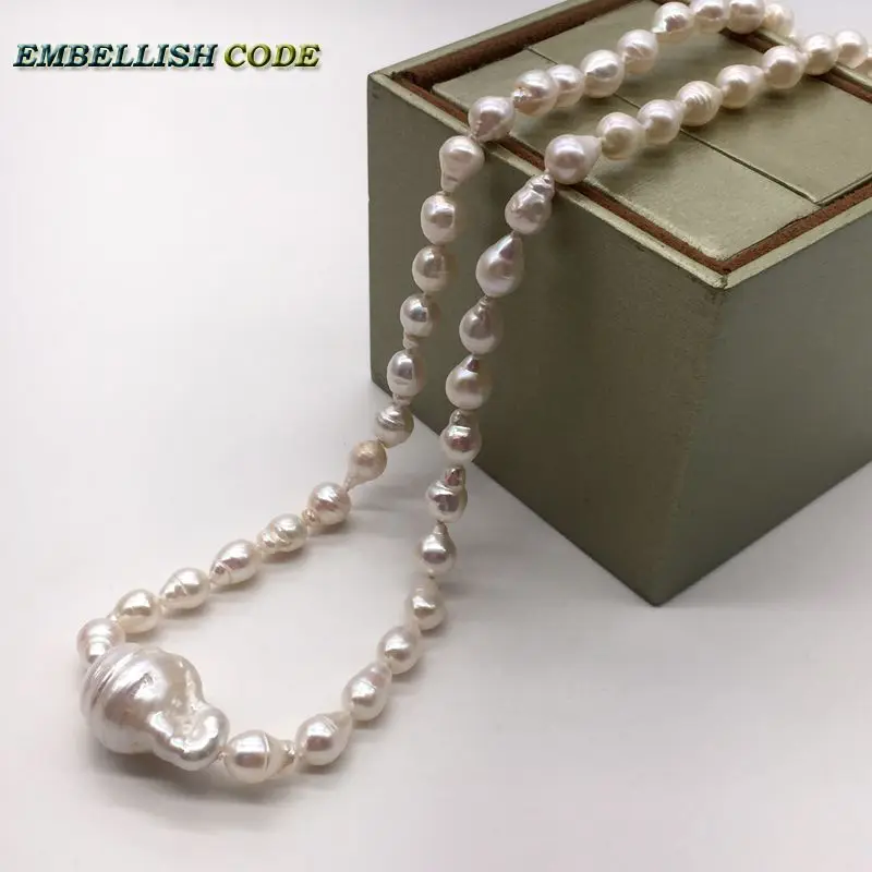 NEW Design Charming Choker Necklace Biggest In Middle Baroque Fireball Pearl Freshwater Small Pearls Chain With Queen Pendant