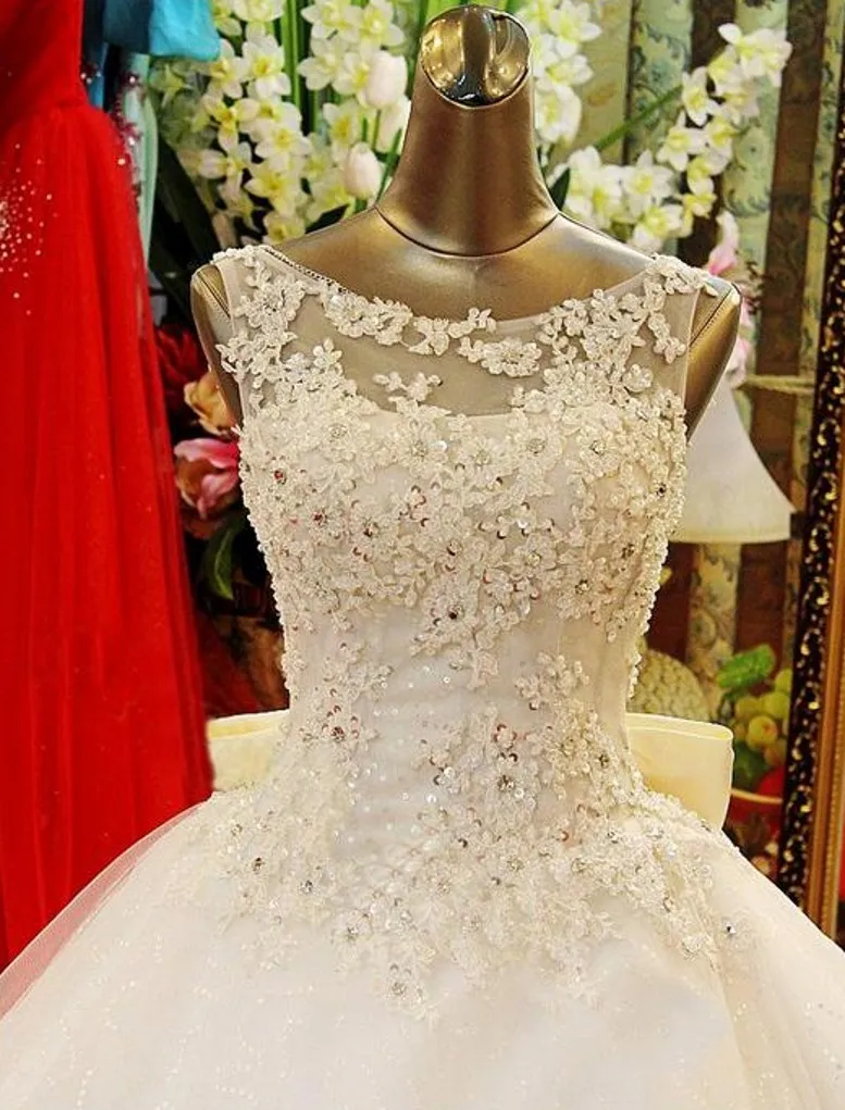 Customized 2024 New Bling Crystal Wedding Dresses Scoop Appliques Beads Pearl Bows Court Train Lace Luxury Bridal Gowns