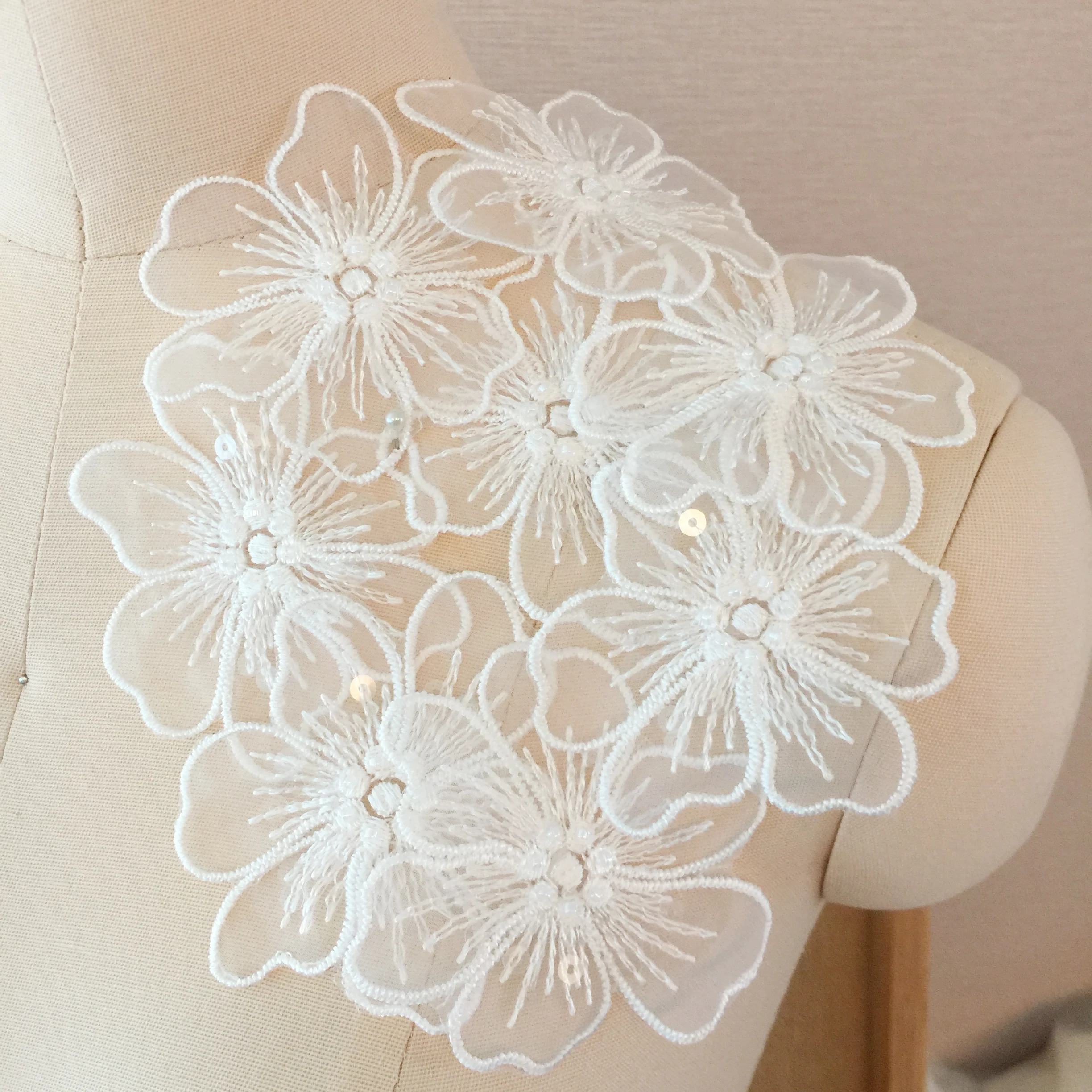100 stück Off White 3D Pailletten Spitze Applique Blume Patch Motiv Schleier Mieder Blume Mädchen DIY Handwerk Versorgung – Detail 4
