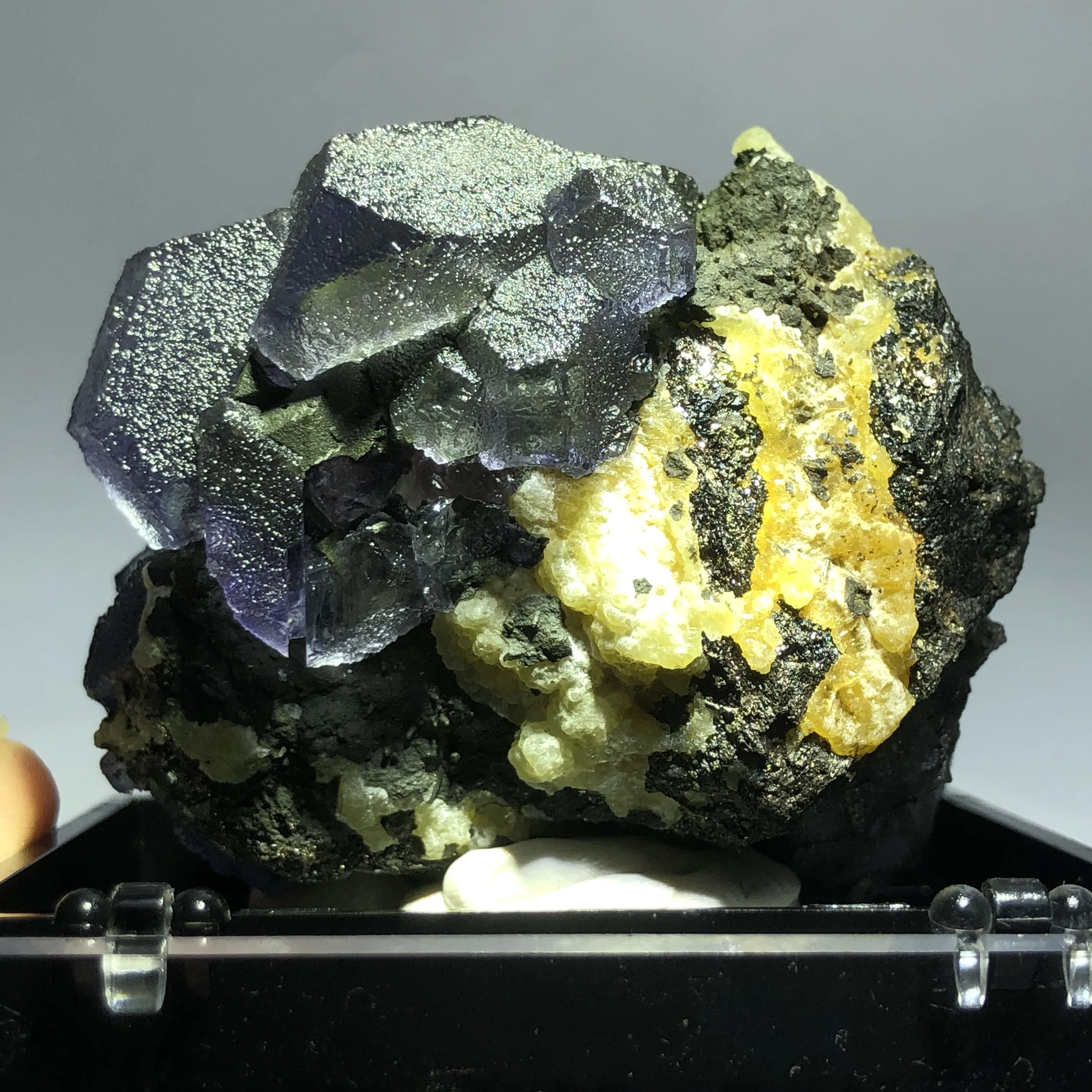 203.3gNatural mirage purple fluorite and green crystal pyrite mineral specimen energy wheel vein teaching stone home decoration