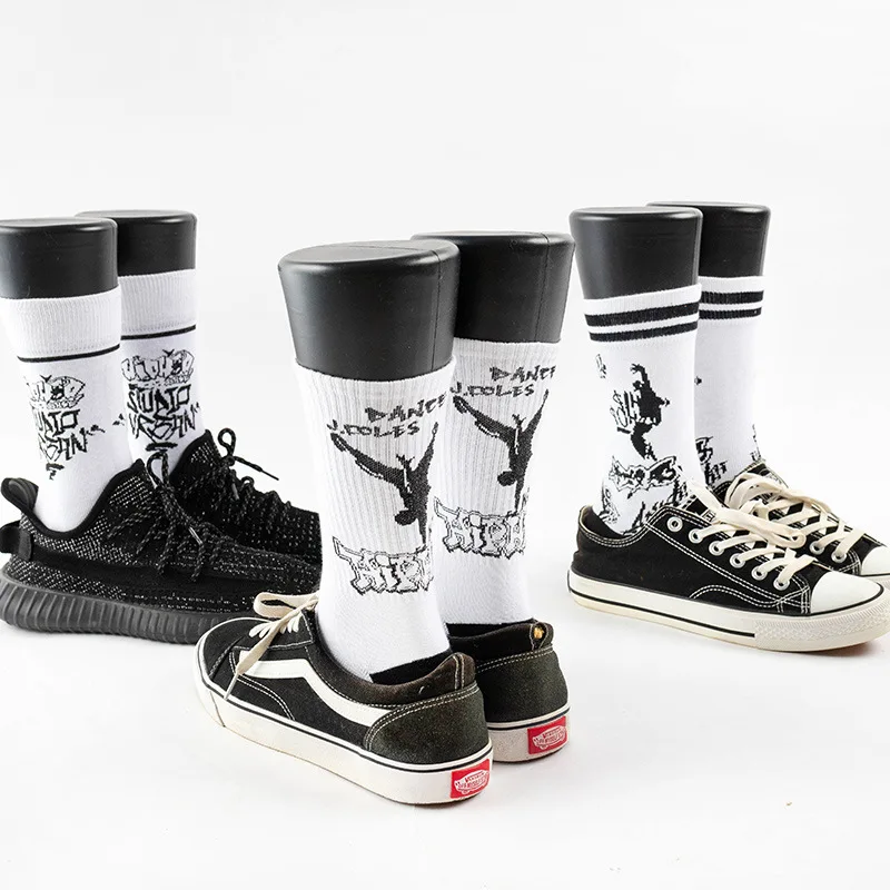 

Women Black White Street Fashion Sport Letters Skateboard Mid-tube Cotton Socks Female Personality Creative Graffiti All Seasons