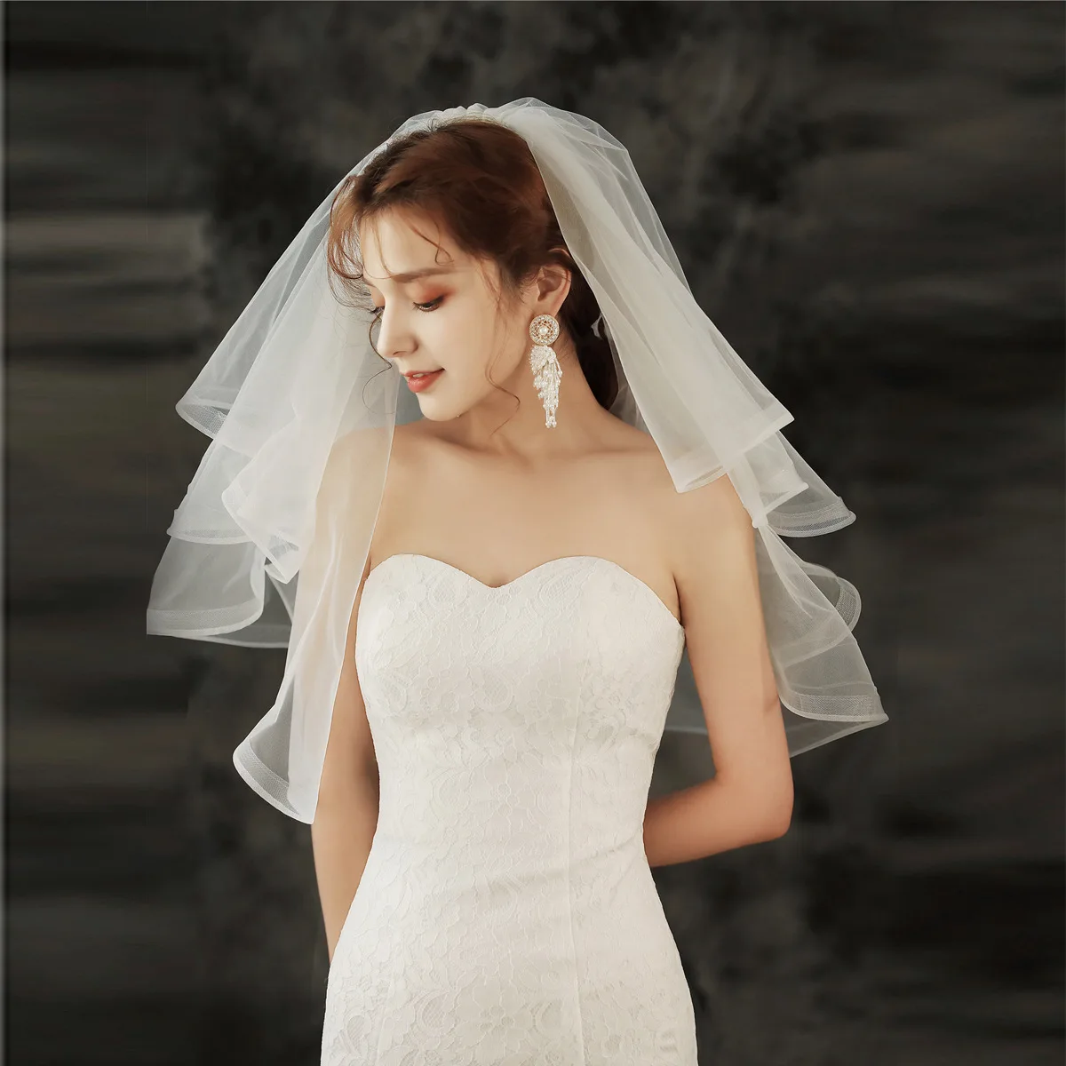 JaneVini 2021 Vintage สีขาว/งาช้างสั้น Wedding Veils Elbow ความยาว Multi Layers Tulle งานแต่งงานเจ้าสาวโลหะหวี