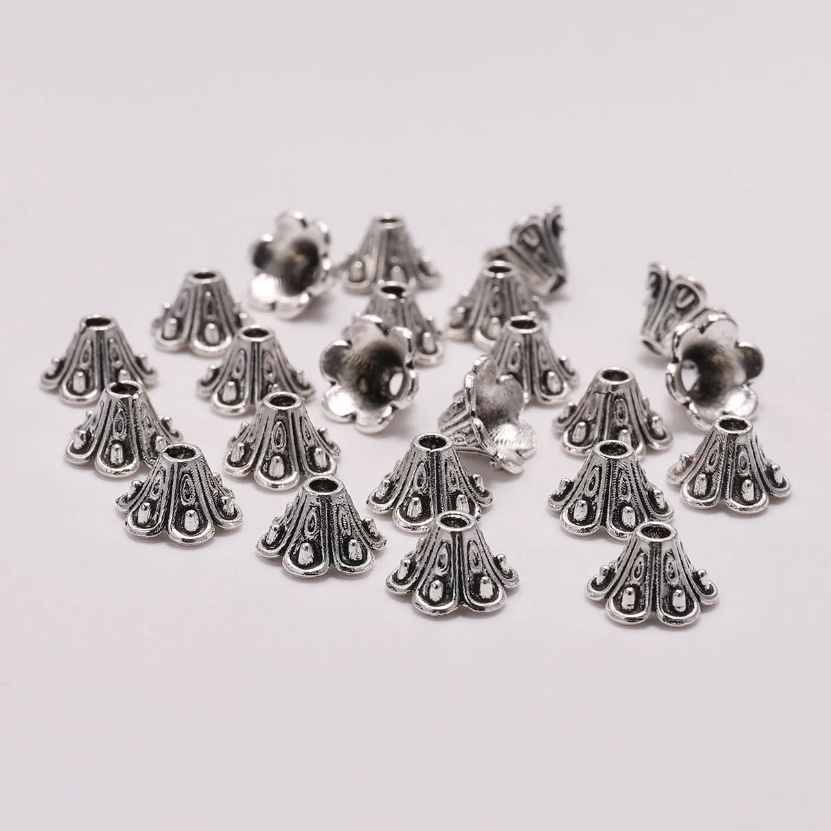 50 sztuk/partia kwiat luźne koraliki dystansowe czapki 8mm tybetański antyczne stożkowe koraliki Cap filigran dla DIY biżuteria znalezienie Making
