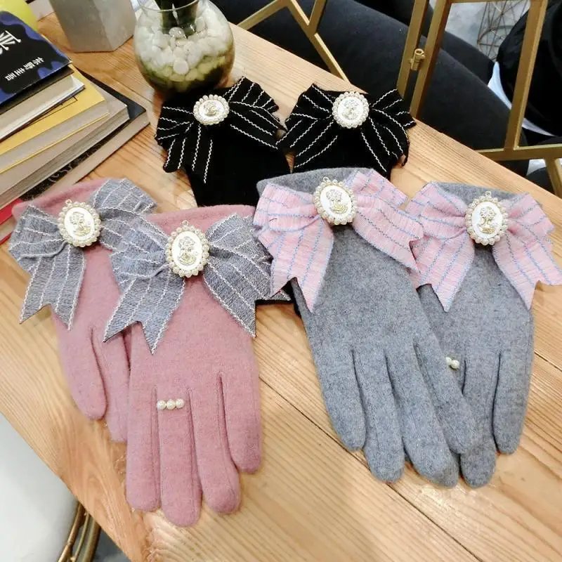 Fashion Cashmere Gloves Queen Retro Head Pearl Bowknot Double Gloves New Korean Thickening Warm Touch Screen Gloves  A370