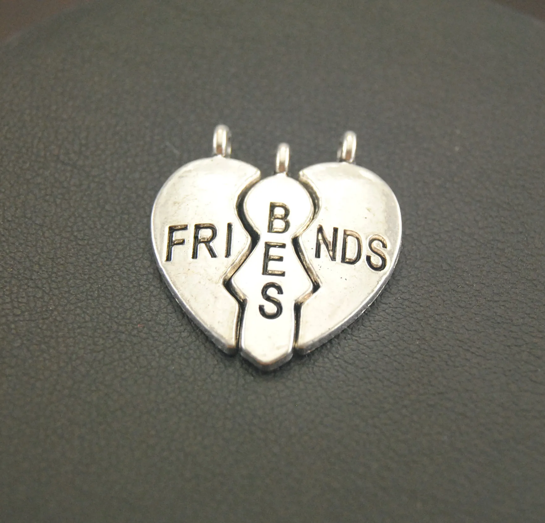 20Pcs  Silver Color Heart Broken Best Friends Charms Finding Jigsaw Puzzle Piece Pendant Necklaces Jewelry 22x24mm A922