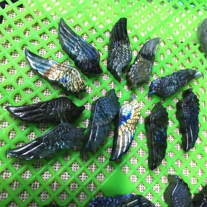 

Beautiful Crystal Carvings Natural Hand-carved Blue Flash Labradorite Wings Necklace Fashion Jewelry